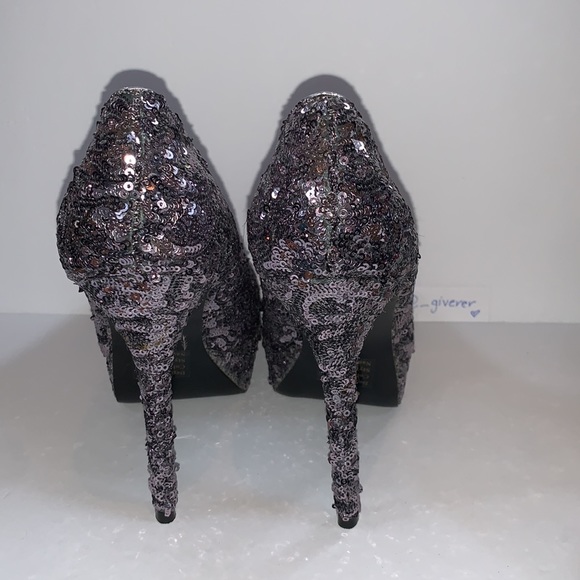 NWOT 9 Bakers Melina Pewter Sequin High Heel Pump - Picture 3 of 13